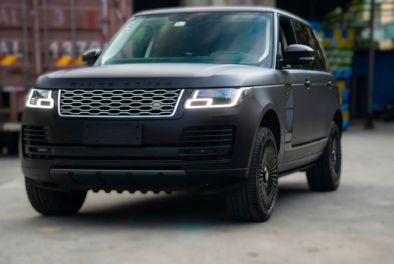 Black Range Rover parked in front of a building